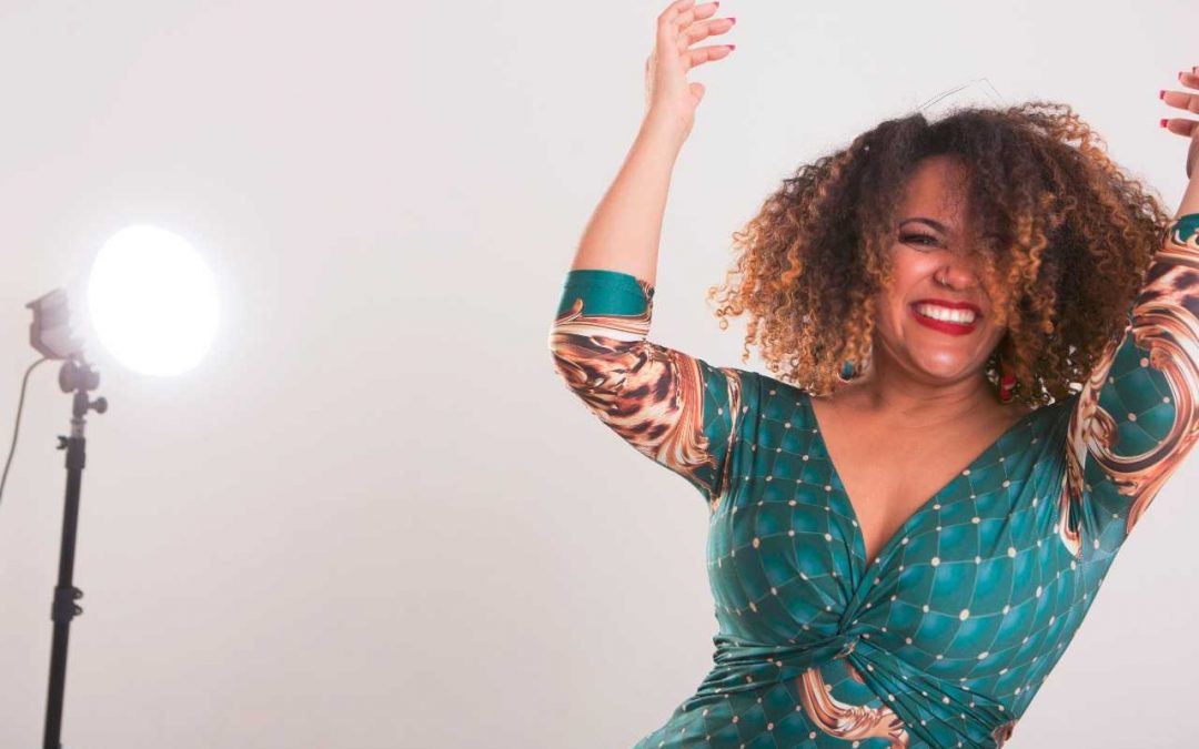 Elem Narah apresenta show “LUZ DA MINHA VIDA” no Trapiche Gamboa.