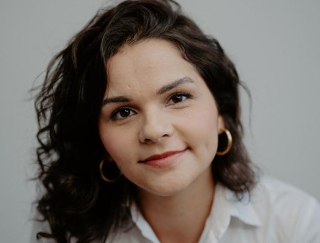Rhayanne Louback lança o livro Somos F*DAS