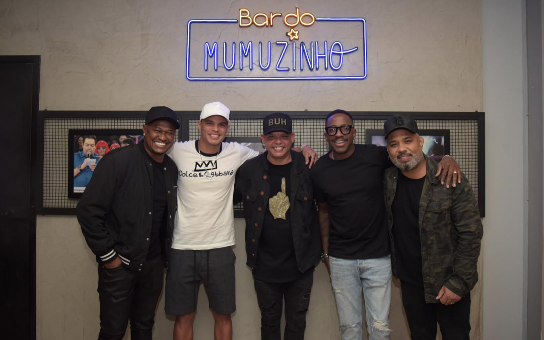 Mumuzinho leva Thiago Silva para curtir a noite em seu bar, na Gávea