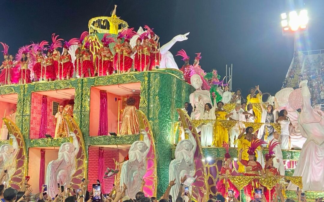 Mangueira entra na Sapucaí homenageando Alcione